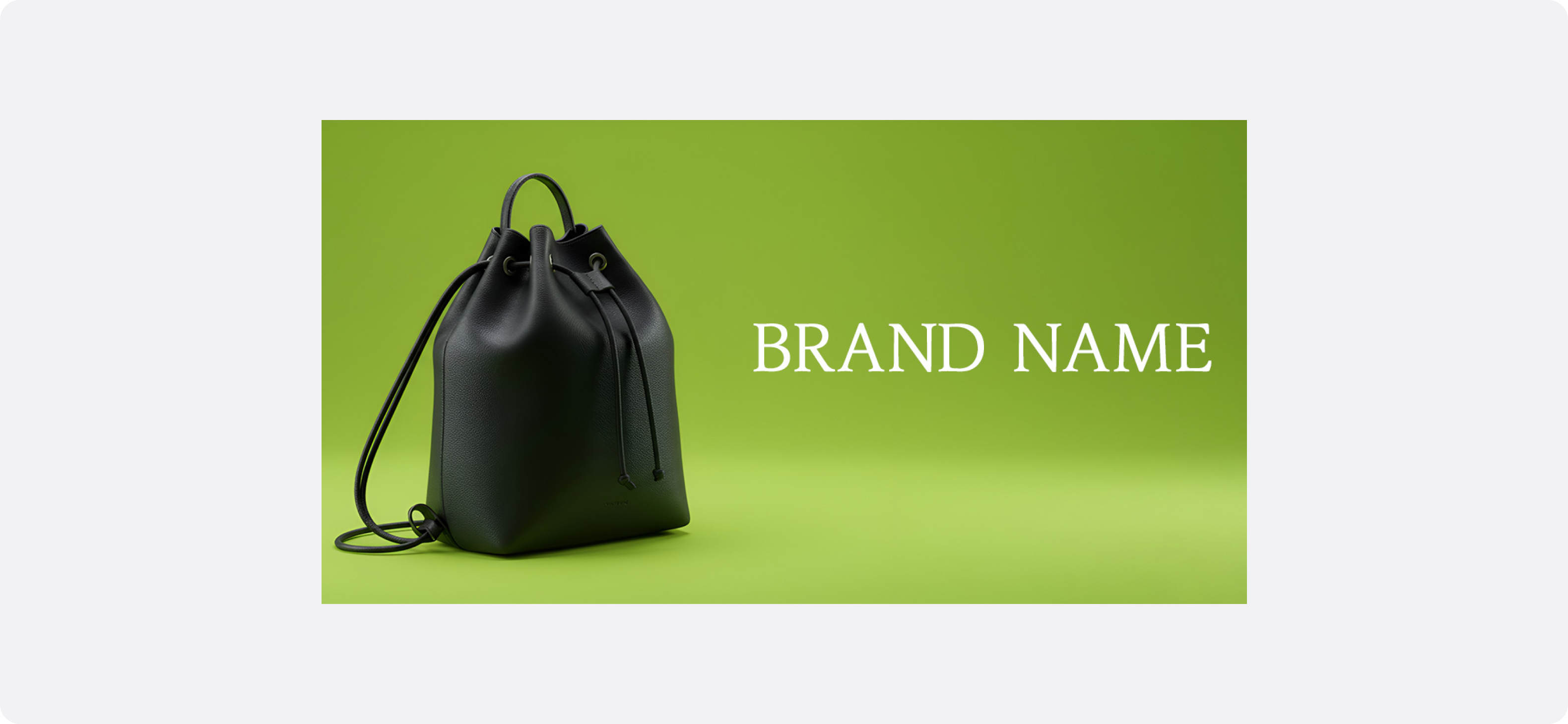 ファッションの広告サンプル。
人物や商品を大きく見せたシンプル構成がCTRを高める傾向が 見られました。
余計な装飾を省き、ブランドロゴや商品を中央に大きく配置し、文字を大きくシンプルにすることで視認性が向上します。