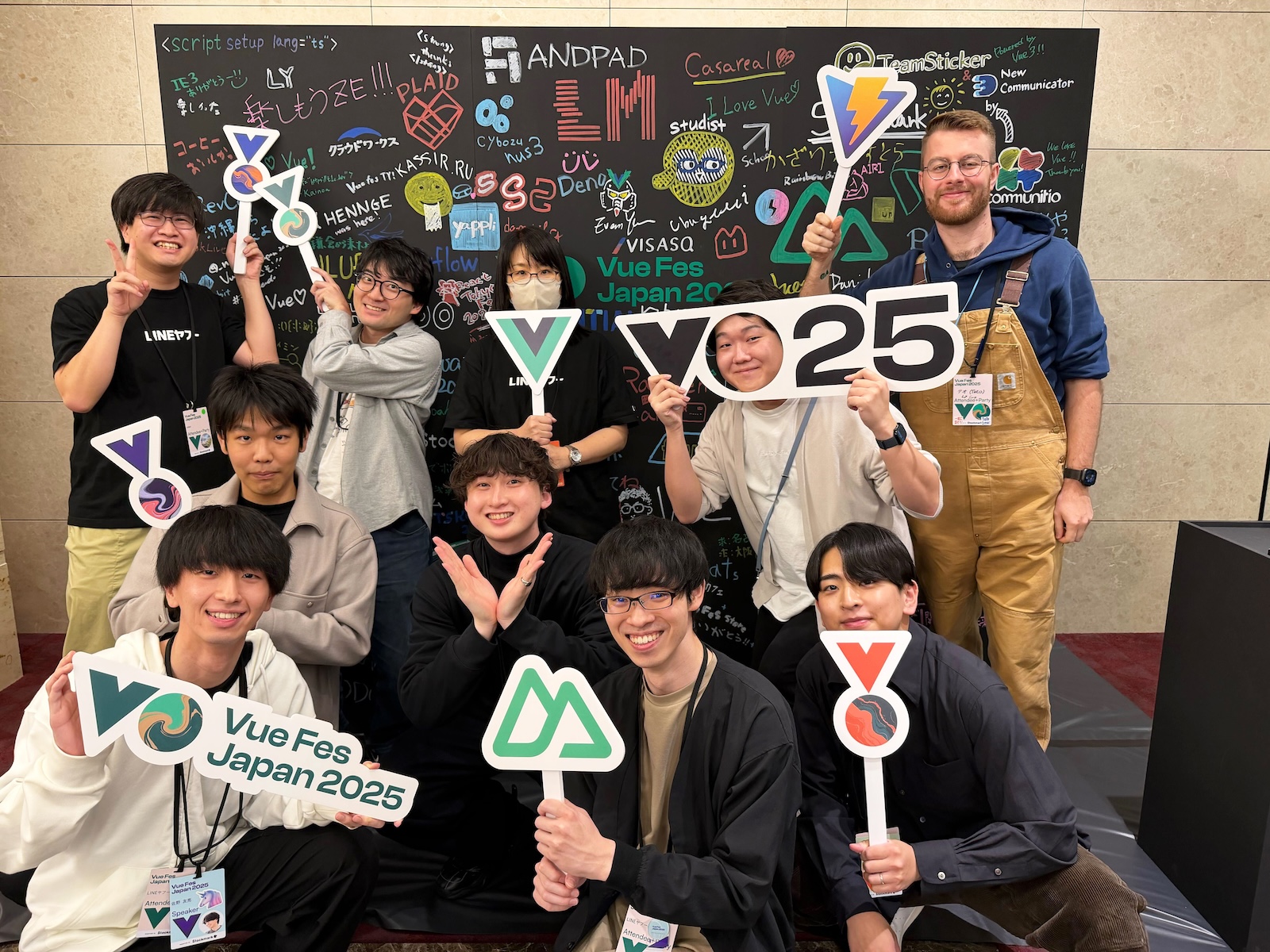 会場入口で撮影した集合写真。ブース企画者と登壇者が中央前方に、運営協力メンバーが後方に集まっている。