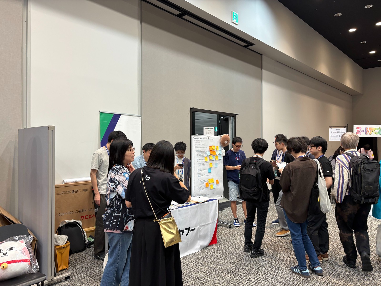 付箋が貼られたコードのパネルを囲み、Code Review Challengeに参加する来場者たち