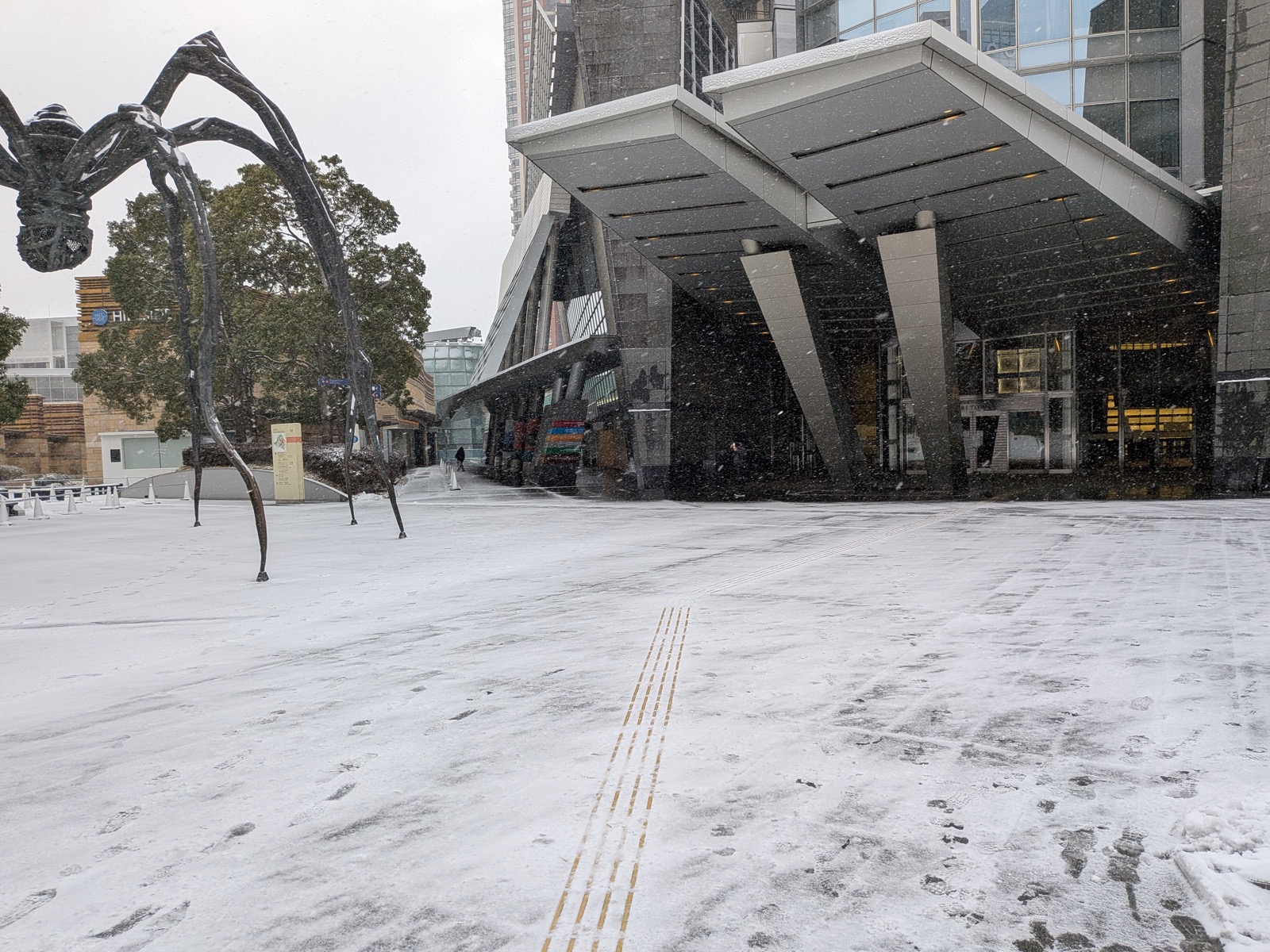 うっすらと雪が積もる六本木ヒルズ