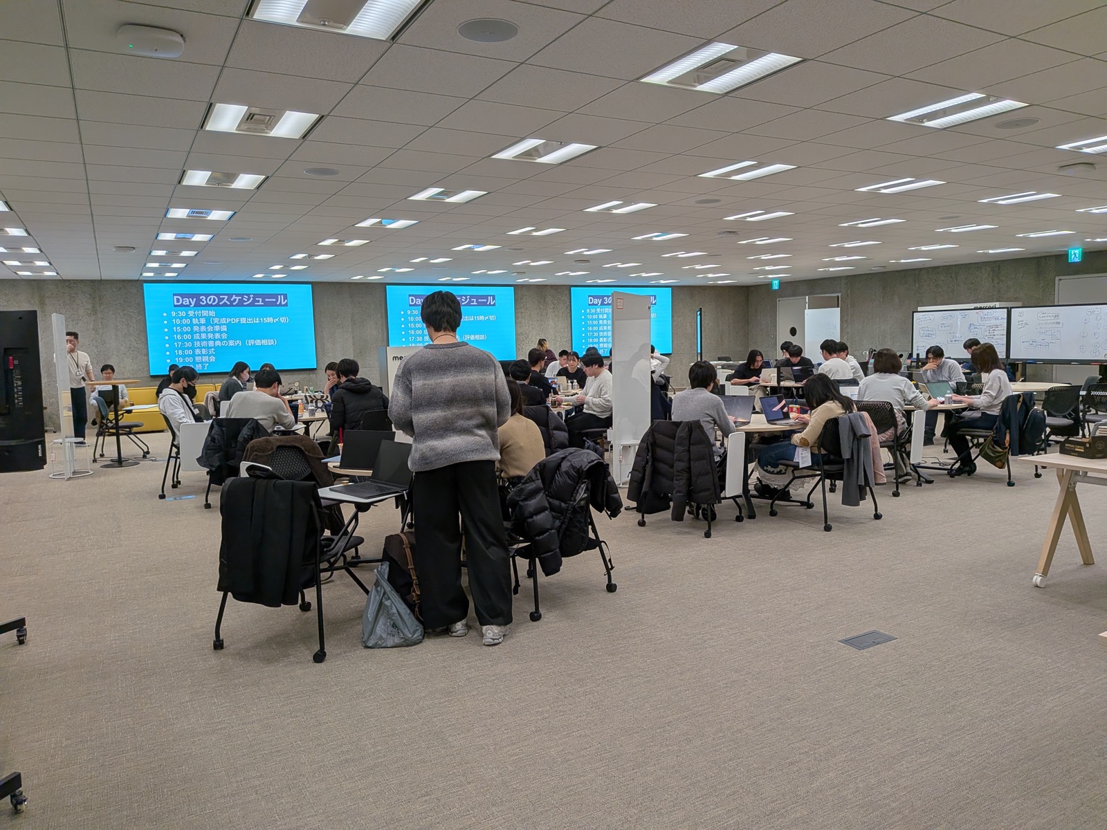 〆切に間に合わせようと一生懸命書いている参加者たち