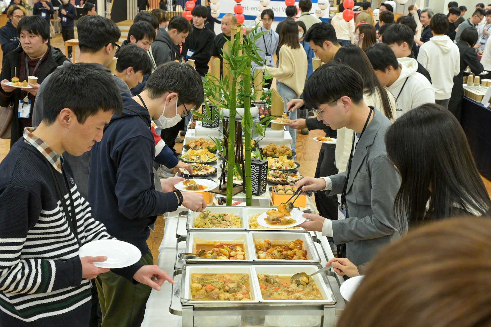 懇親会で食事を楽しむ参加者たち