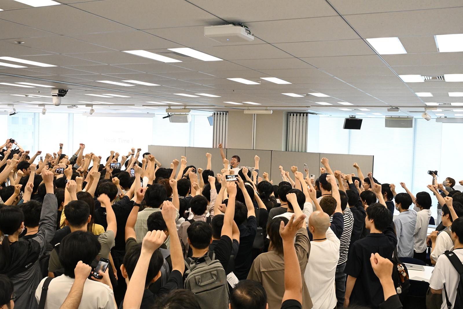 恒例の開会宣言「Hack Time!」の様子
