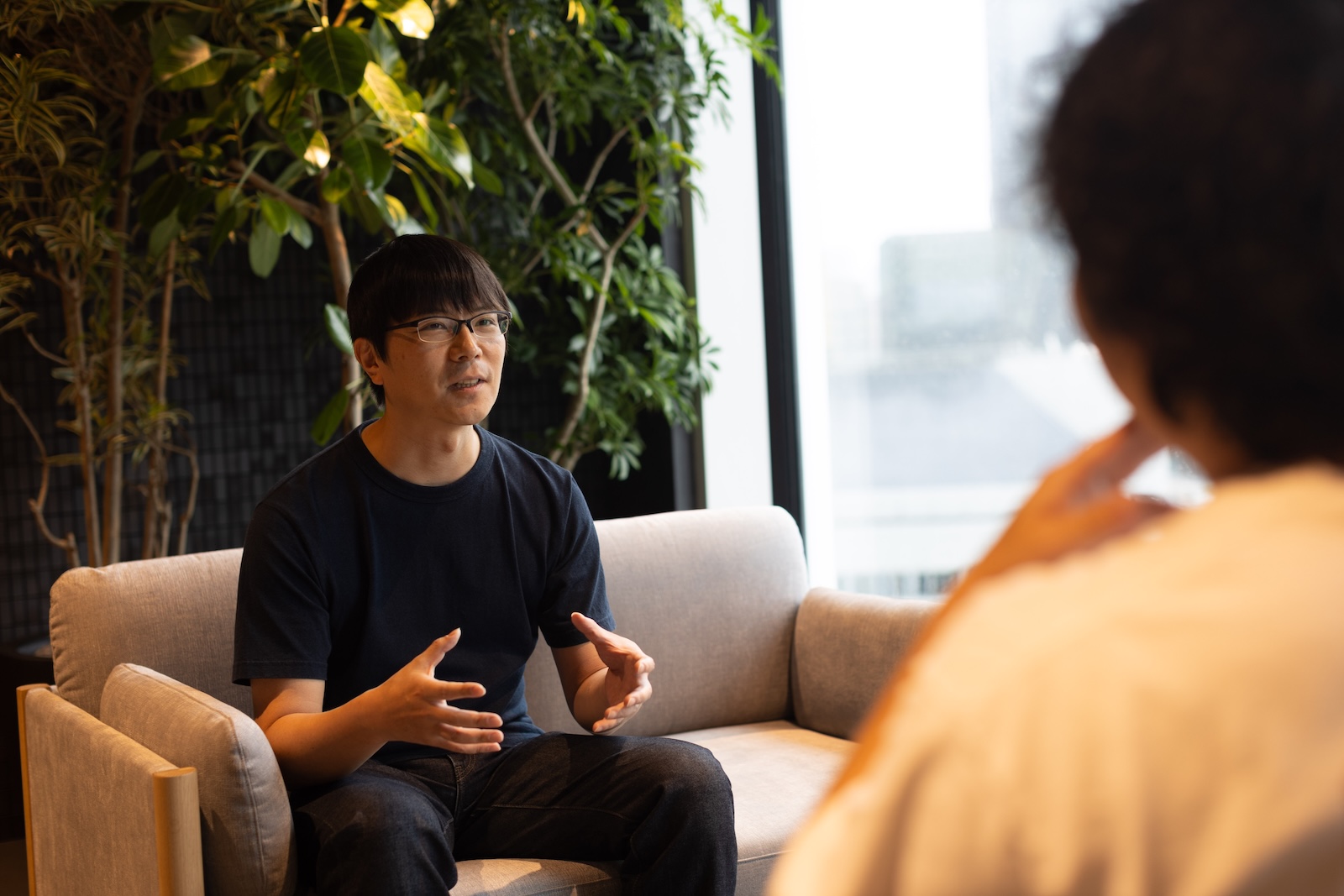 ラウンジで対話しながら話す男性