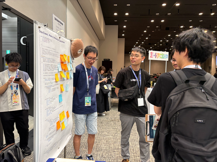 参加者とLINEヤフー社員がCode Review Challengeについて話し合う様子