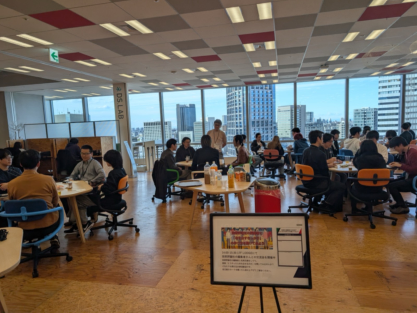 紀尾井町オフィスのLODGEでエンジニアと編集者が交流している様子