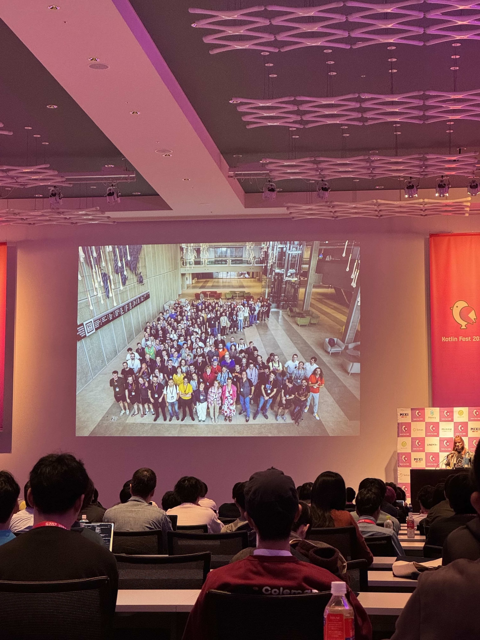 Kotlinのロゴの形に並んだKotlin開発者の方々