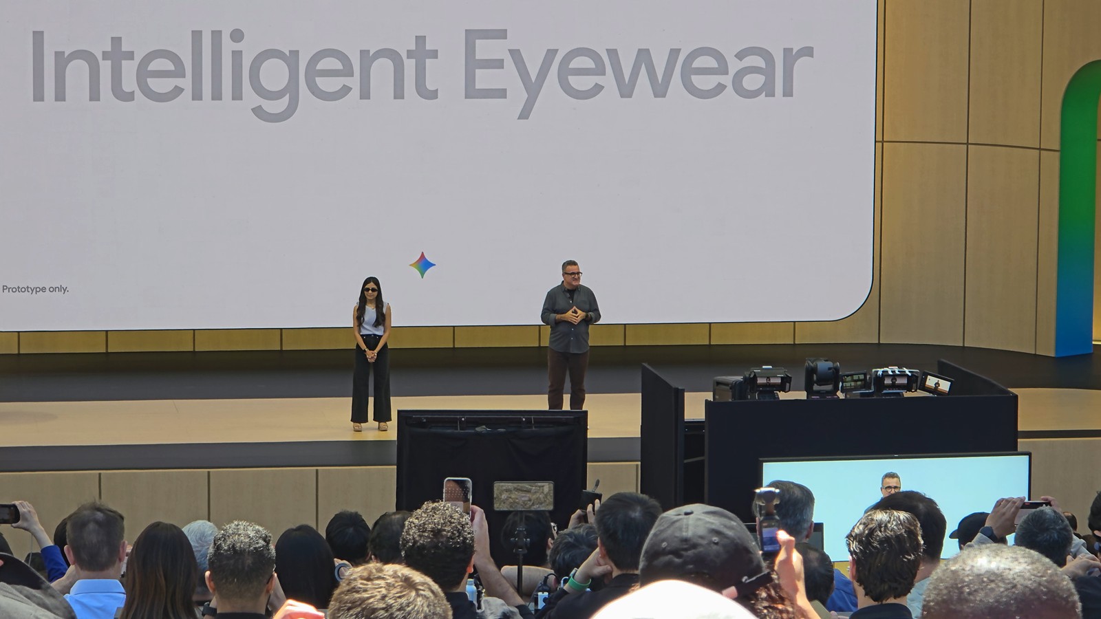 Intelligent Eyewearを実際に着用するプレゼンター