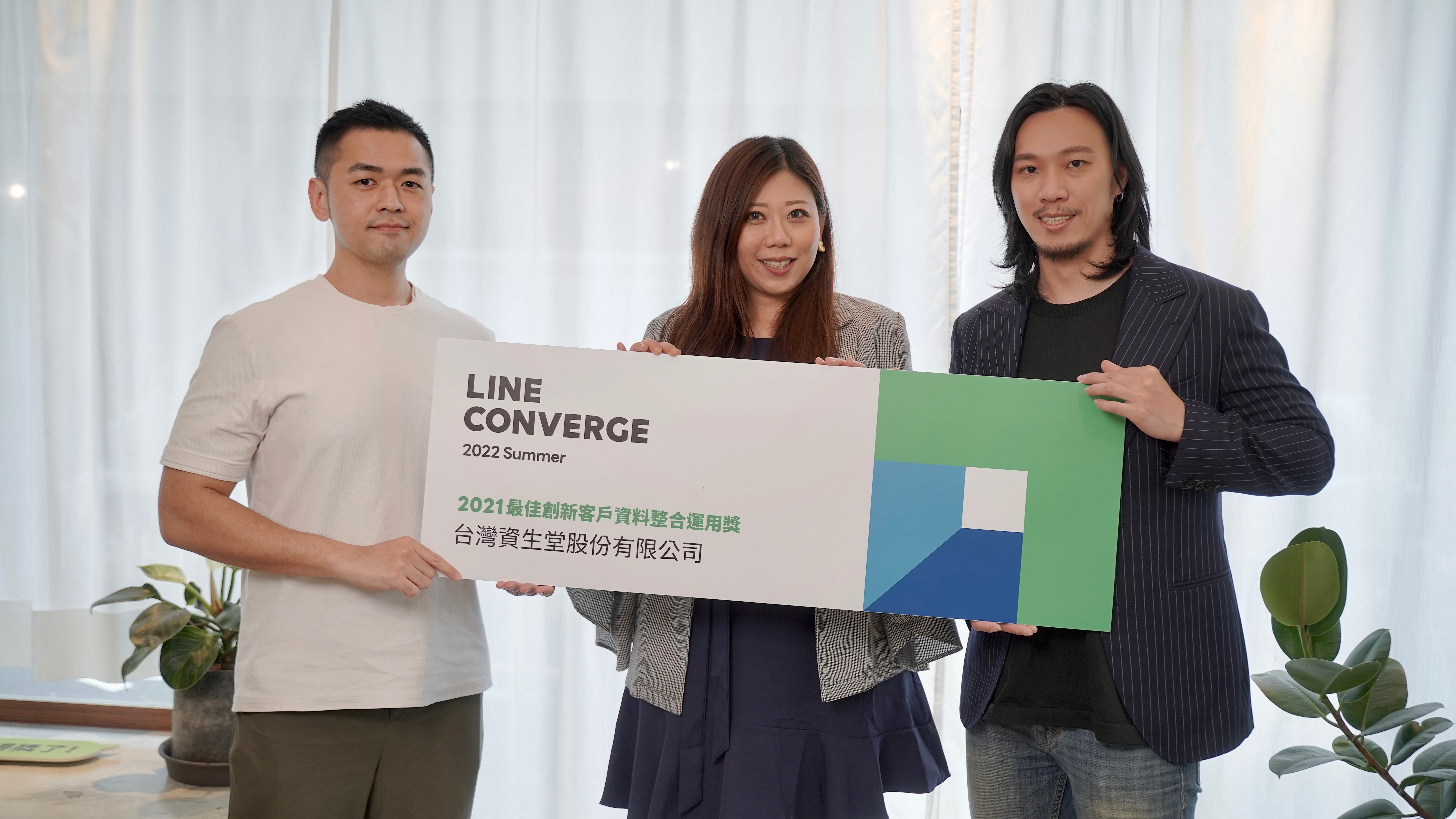 台灣資生堂行銷統括部部長陳思伃 Rita 與 LINE Biz-Solutions 團隊 合影