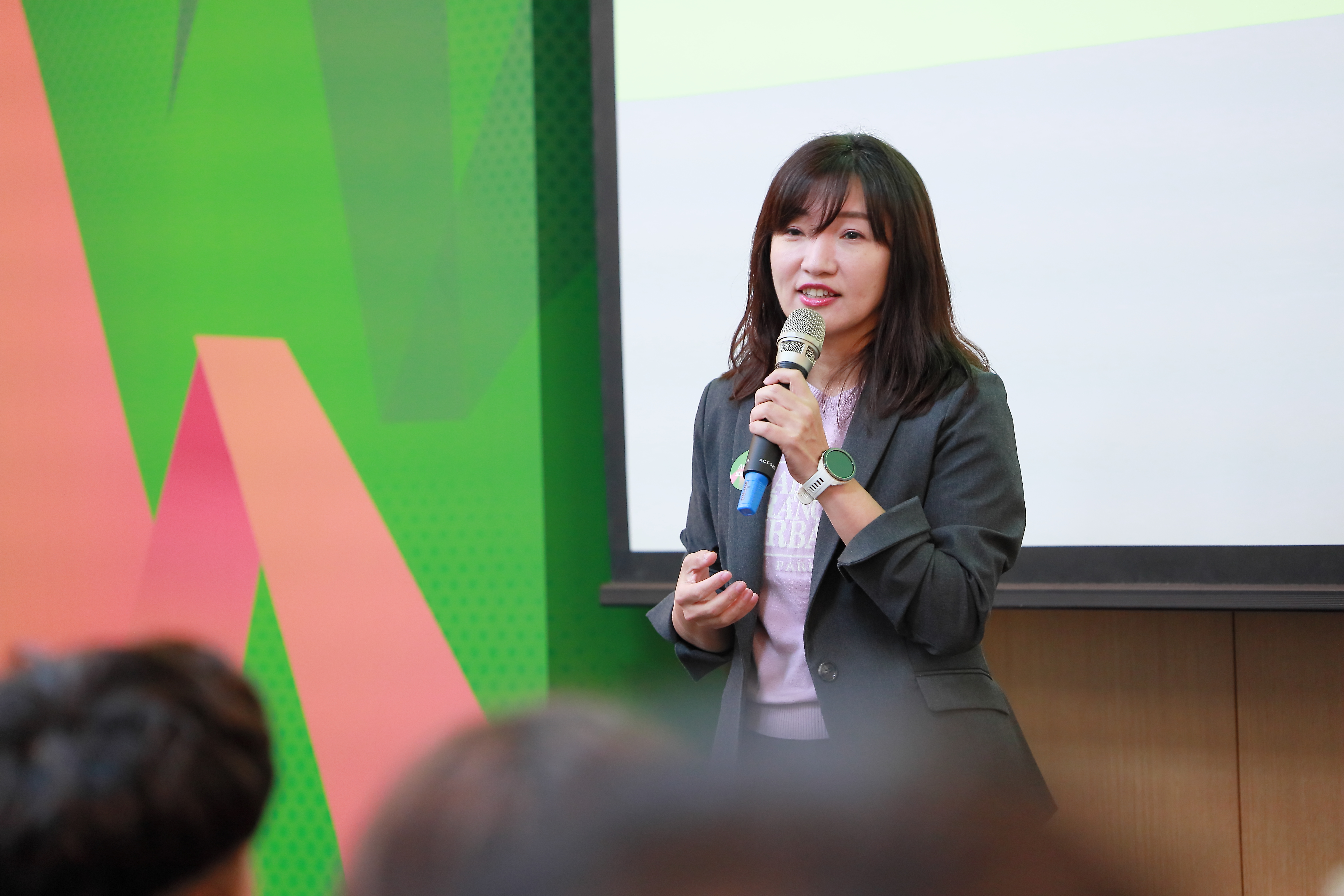 LINE台灣企業解決方案事業部總經理王俞蓉，分享LINE官方帳號的註冊業態，餐飲業是重要的成長產業。