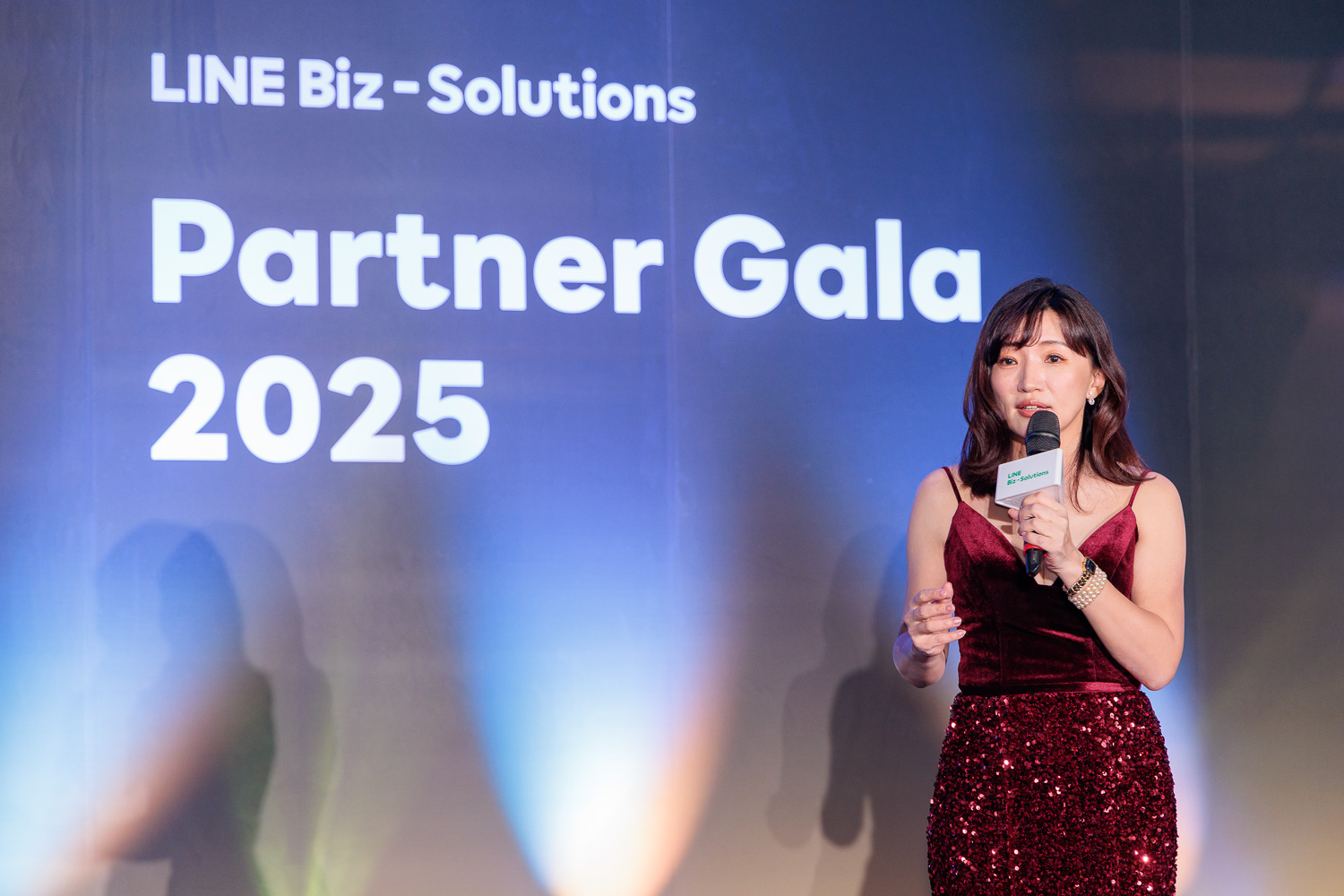 圖說：LINE台灣企業解決方案事業群部總經理王俞蓉感謝所有的夥伴，包含銷售、創意、技術夥伴團隊們，一起創造共榮時刻。