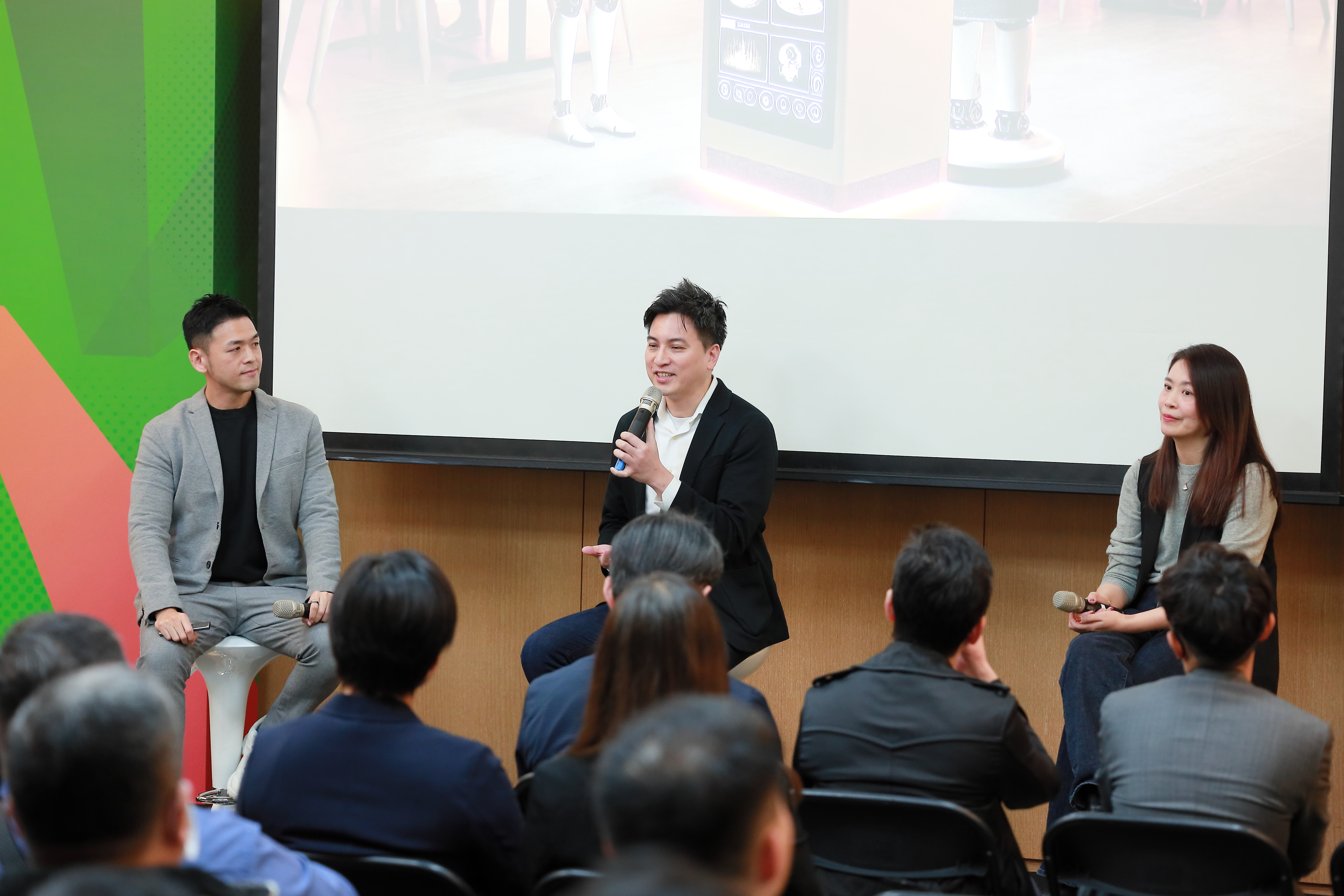 圖說：LINE 企業解決方案事業部業務總監李奇諺（左一），邀請 AWS 服務專家部總監（中）、inline Senior Vice President 趙秋蓁（右）分享 AI 語音應用如何優化客戶關係管理。