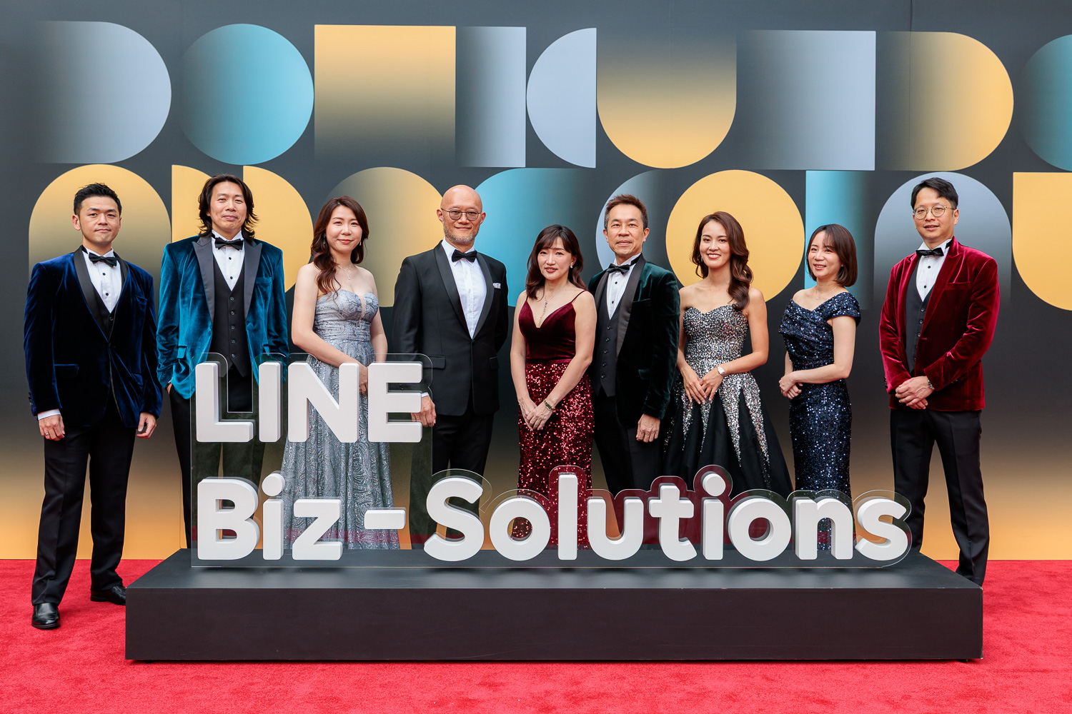 圖說：由LINE台灣執行長陳立人（左四）與LINE台灣企業解決方案事業群總經理王俞蓉（右五）帶領的團隊一起盛大舉辦2025 Partner Gala。