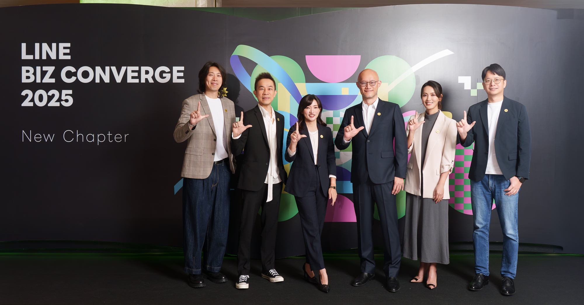【圖9】 LINE BIZ CONVERGE 2025數位行銷年會揭示以數據與AI為核心的全新行銷時代，帶領品牌邁向數位轉型新階段（左到右：LINE台灣企業解決方案事業群資深創新策略總監鄧傑方、LINE台灣企業解決方案事業群產品與策略企劃資深總監蔡昆錡、LINE台灣企業解決方案事業群總經理王俞蓉、LINE台灣執行長陳立人、LINE台灣企業解決方案事業群副總經理蔡曉慧、LINE台灣企業解決方案事業群副總經理吳方荃）