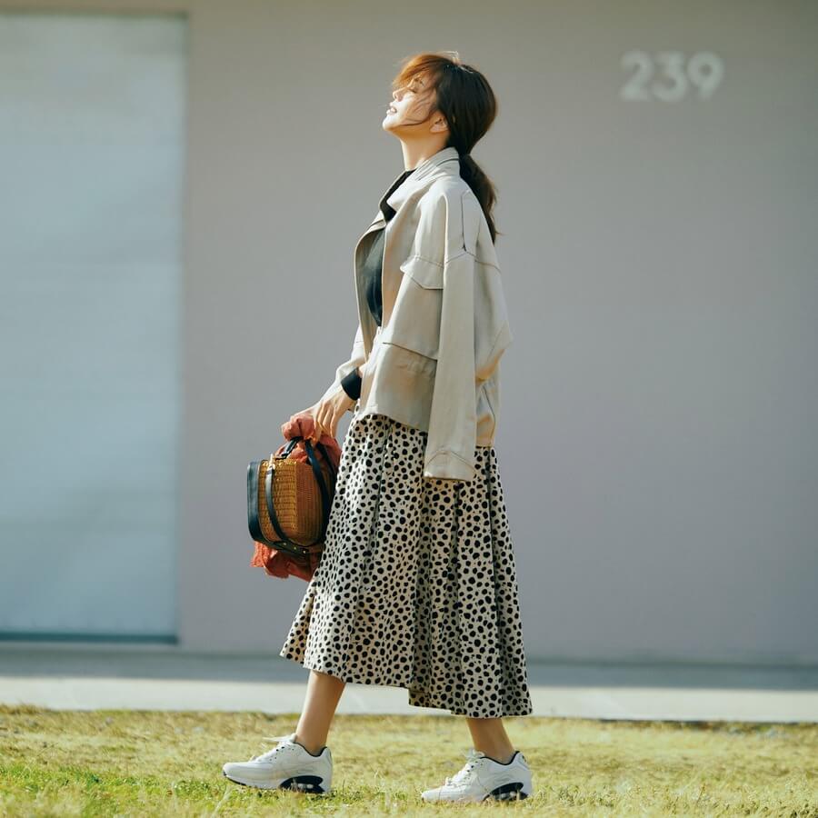 蛯原友里さんの気分も上がる！ 柄スカート×スニーカー3選（LEE）