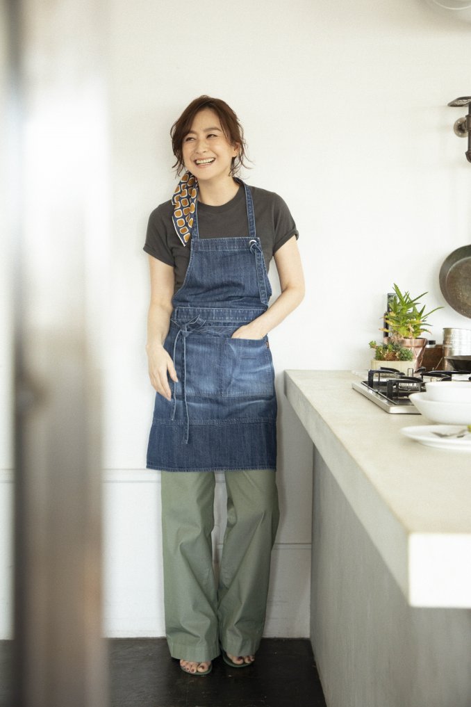 【新品未使用タグ付き】YANUK × 亜希さん限定コラボエプロン　3way 亜希さんコラボのデニムエプロンで、毎日の料理作りをもっと楽しく
