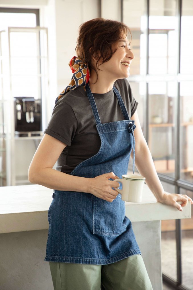 亜希さんコラボのデニムエプロンで、毎日の料理作りをもっと楽しく