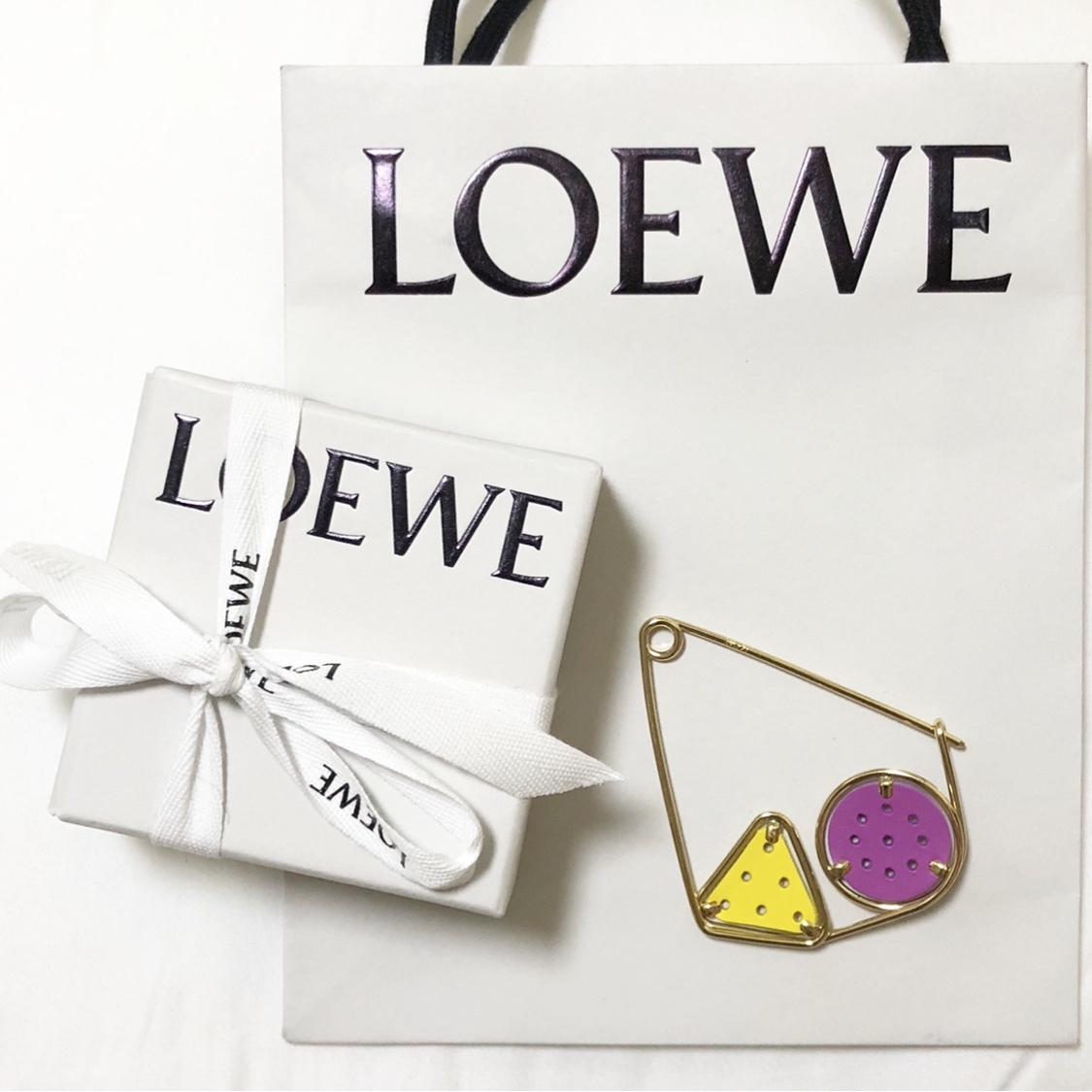 カバンにもニットにも！LOEWEの優秀ブローチ♡（@BAILA）