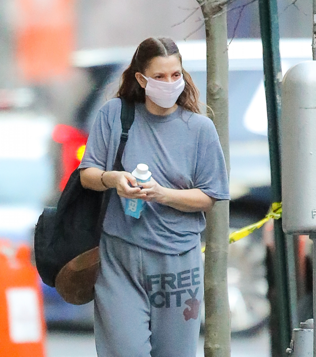 おばちゃんノーブラの画像 ドリュー・バリモア、裸足&ノーブラでNYの街に出現! 驚きの散歩スタイルがパパラッチされる(SPUR NEWS)