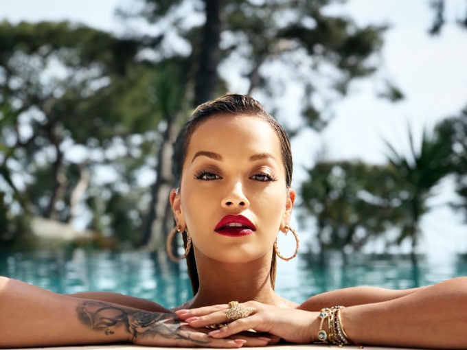 リタ・オラ、新曲『ガールズ』に批判が殺到！ 謝罪文でバイセクシャル