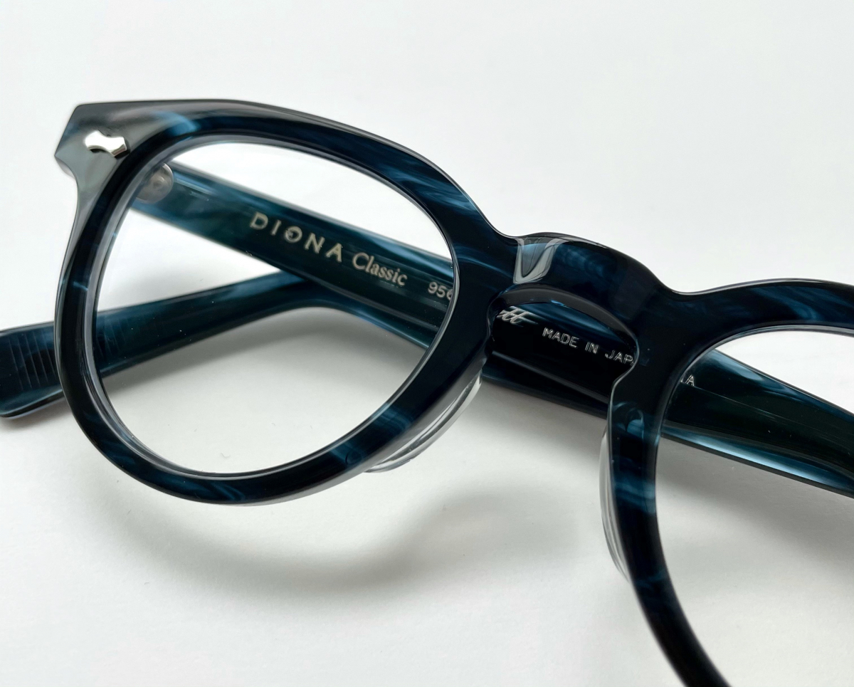 ウィズマスクの時代、赤リップの代打はこのメガネです（SPUR NEWS）