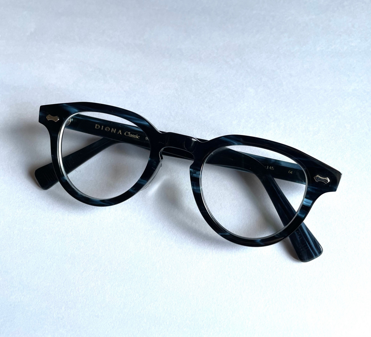 ウィズマスクの時代、赤リップの代打はこのメガネです（SPUR NEWS）