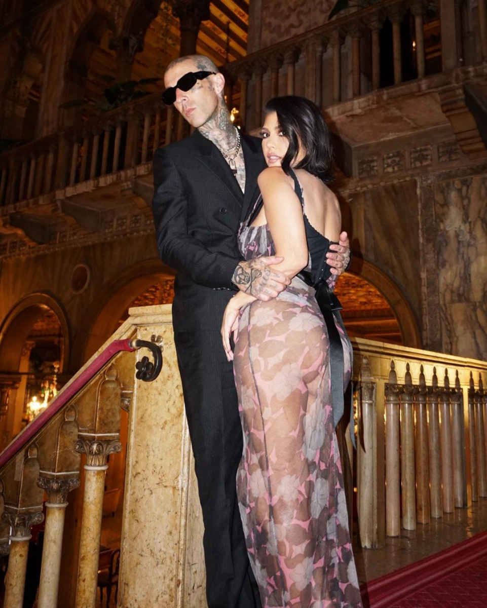 この女、正気か？」コートニー・カーダシアンの刺激的なキス写真を巡り