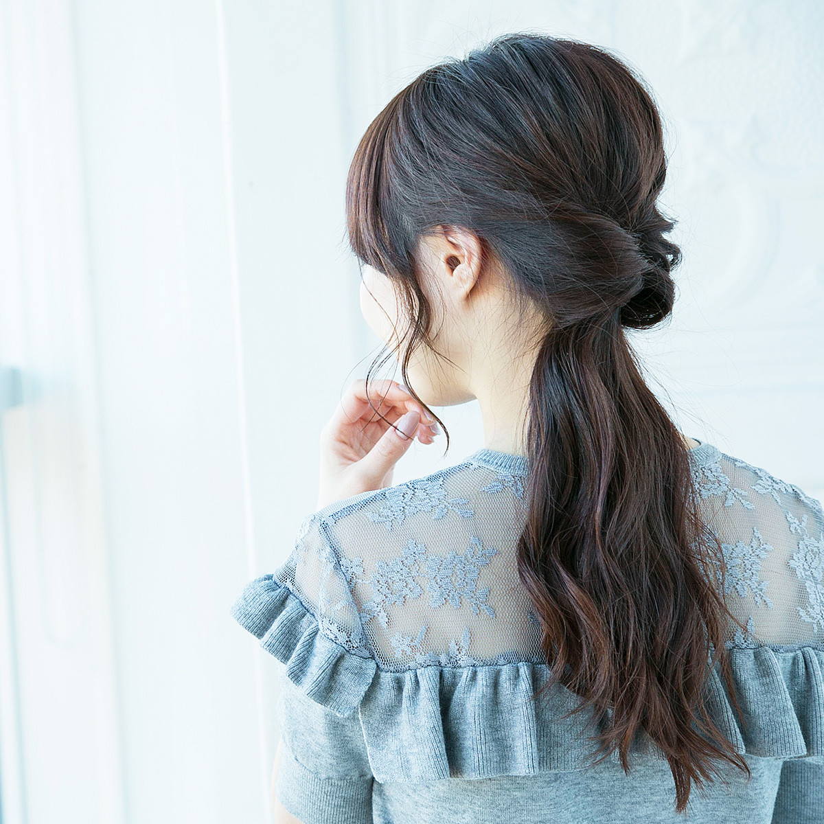 髪の量が多い人でも広がりにくく、崩れにくい「くるりんぱ」活用 