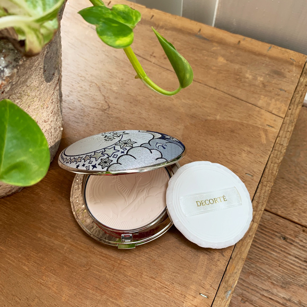 肌にすっとなじんで、さらさらの透明素肌に。人気の「マルセル