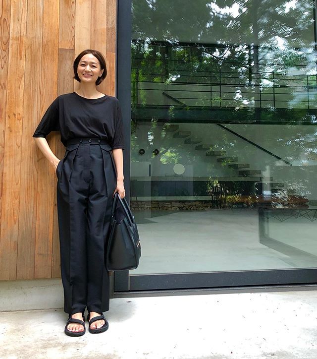 富岡さんの”オールブラック”私服（Web eclat）