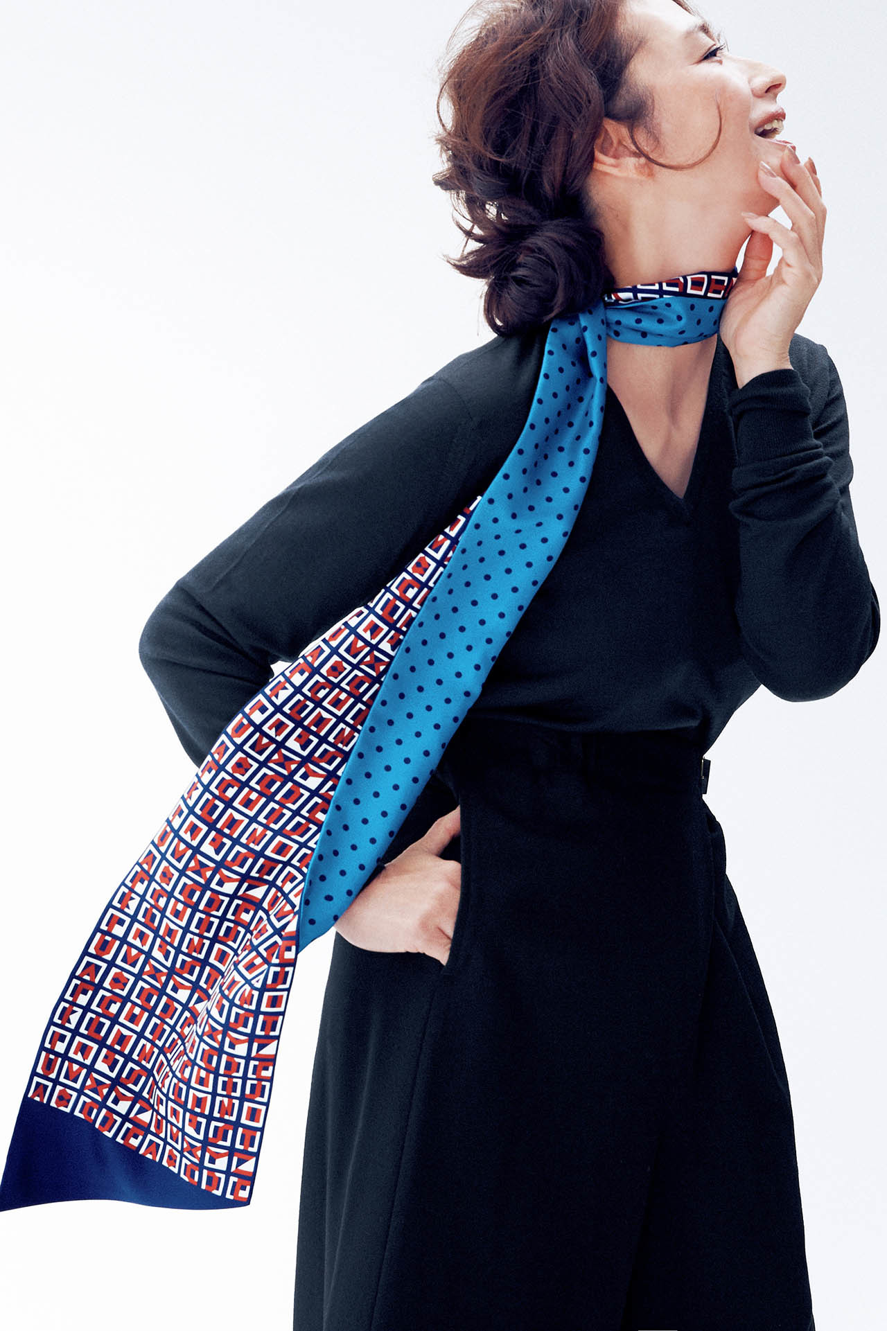 亜希、エルメスのスカーフをまとう 五選（Web eclat）