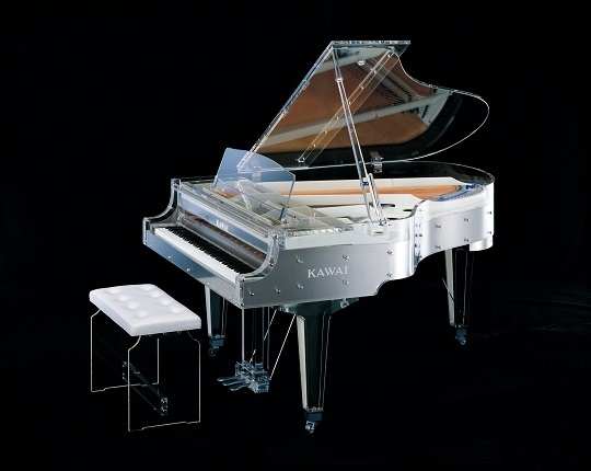 YOSHIKIでおなじみの“スケスケピアノ”が科学館に!? 謎のスケスケ展に