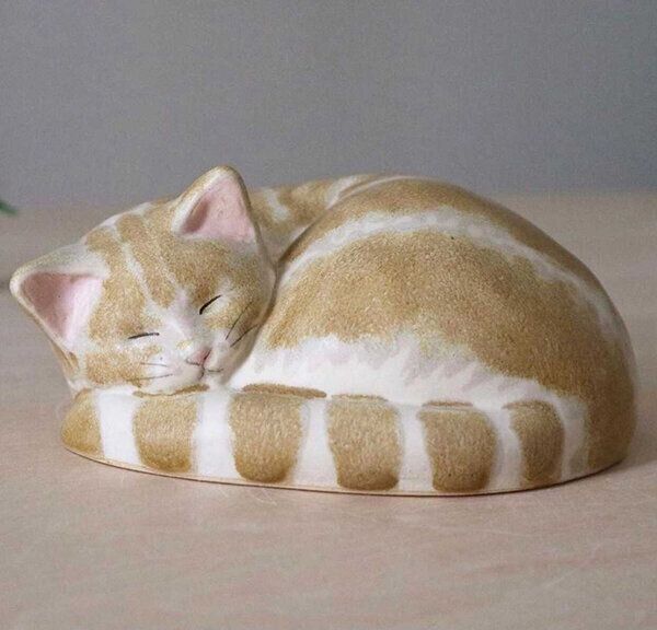 Amazon.co.jp: 猫 白猫 眠り猫 陶器 置物 インテリア 工芸 美術 A2862
