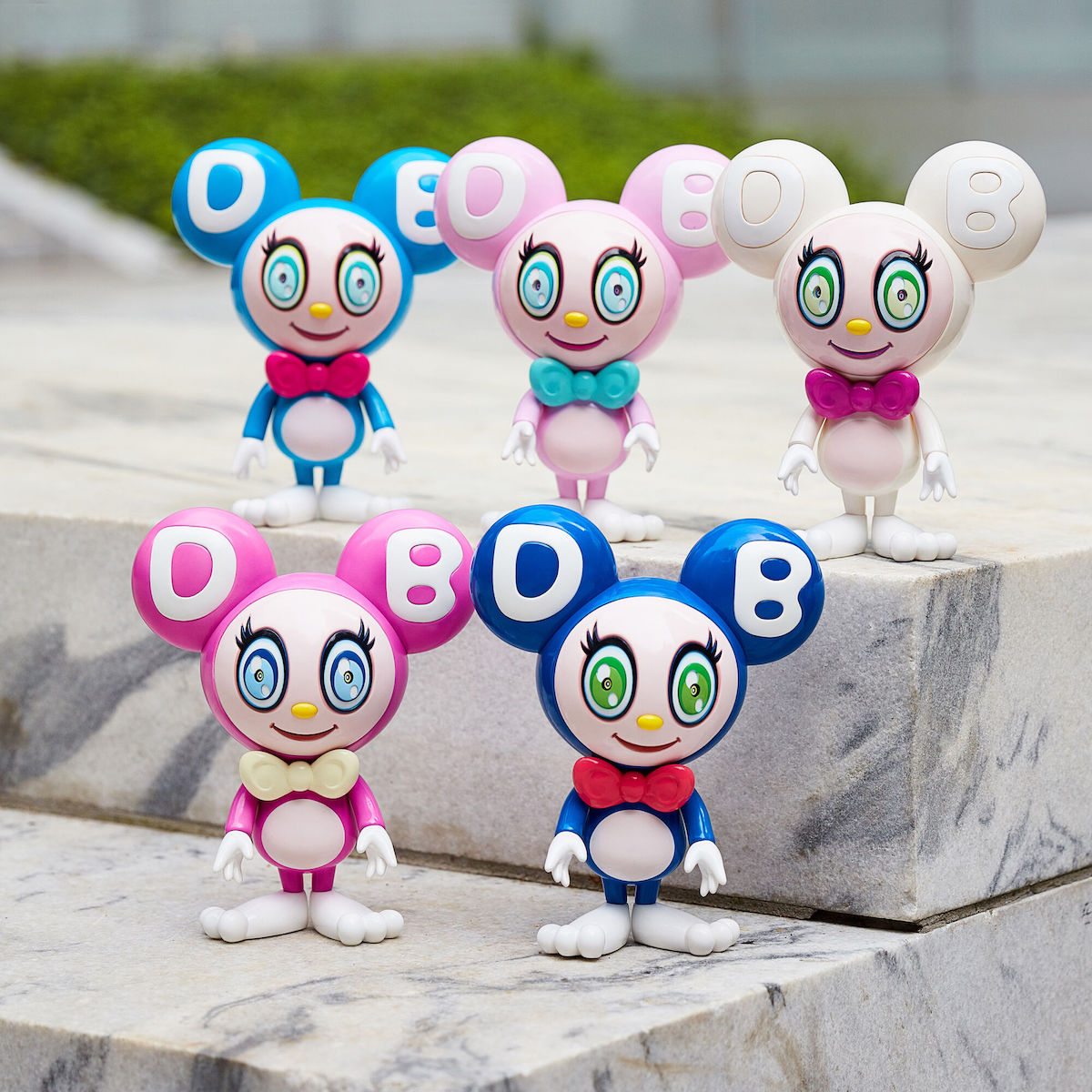 村上隆と「MOMA」がコラボ “フラワークッション”と“DOB君”フィギュアを