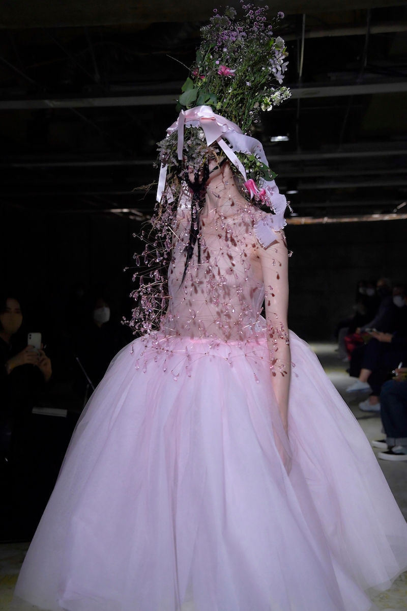 ノワール ケイ ニノミヤ」の“気持ちを高める服作り” 狂気と可憐さが