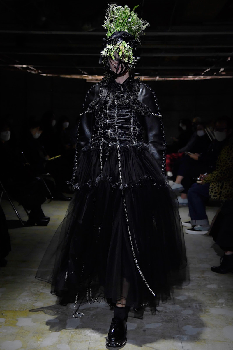 ノワール ケイ ニノミヤ」の“気持ちを高める服作り” 狂気と可憐さが