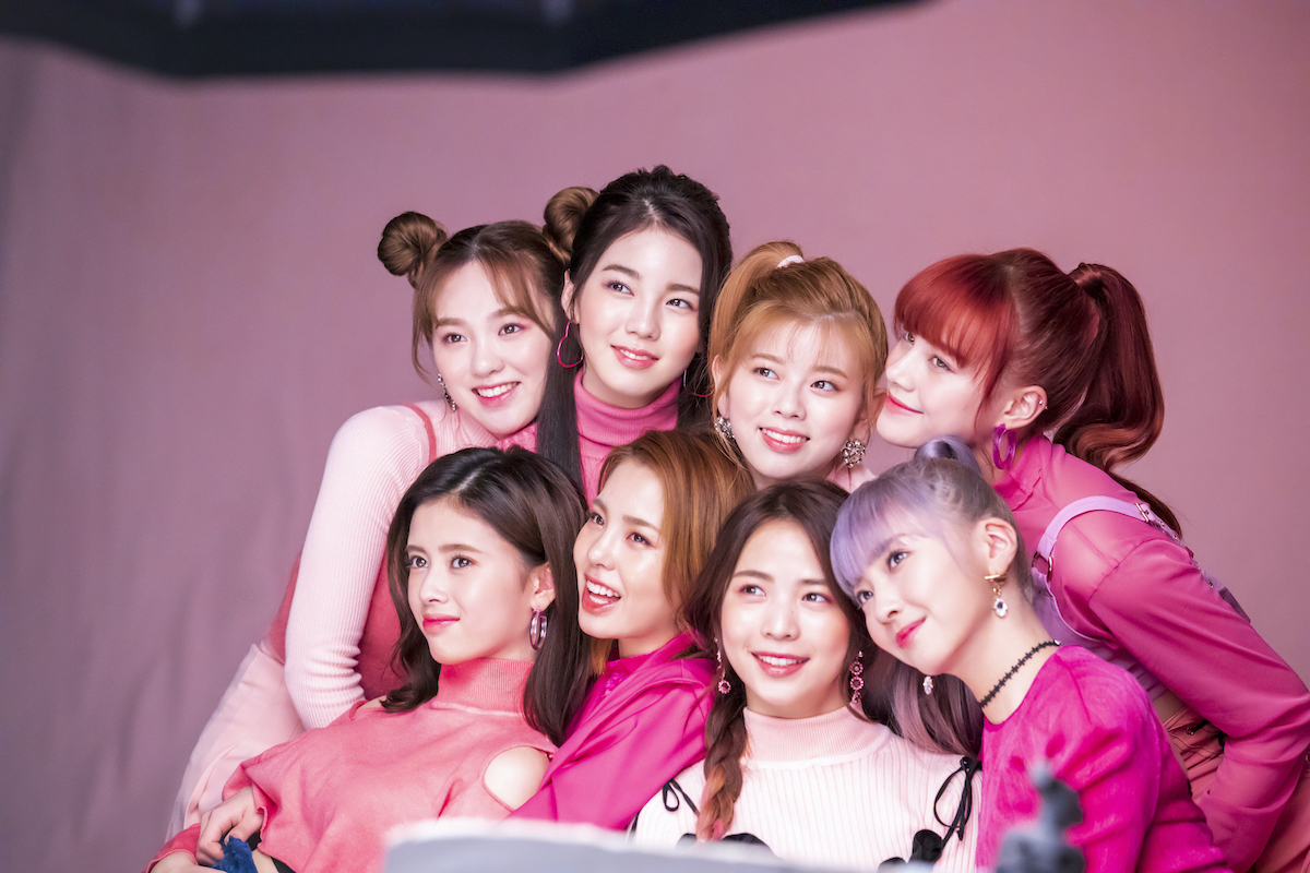 【期間限定！大特価】  NiziU マユカ　コーセー　ポスター NiziUが初のコスメミューズに！ コーセー「カールキープマジック」の新