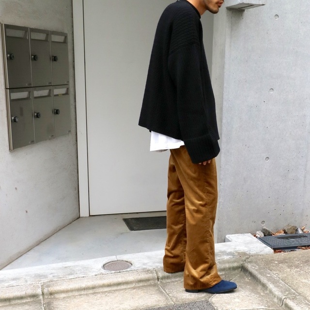 テーパード全盛の今、『NICENESS』のコーデュロイパンツ（GetNavi web）