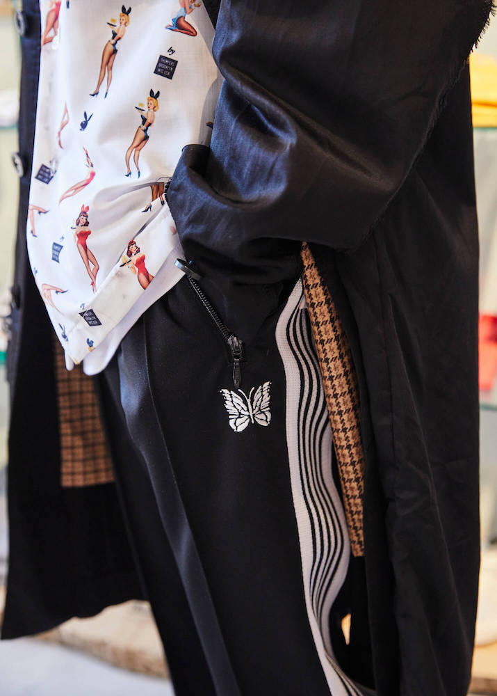 FREAK'S STOREがカラー別注した〈NEEDLES〉のトラックパンツは