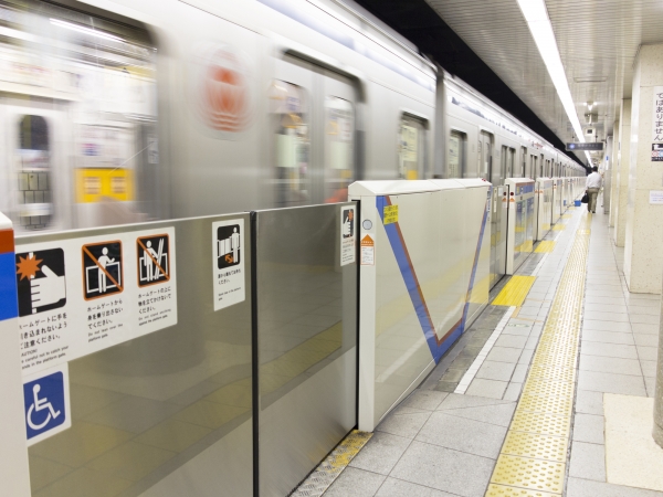 プラレール　電気制御で停止、走行----ホームドア駅を停車駅に改造１式(２線路) プラレール J-29 アクションタウン ホームドア開閉駅｜情景