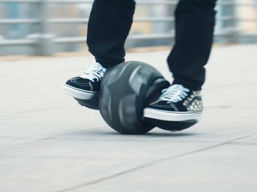 玉乗りでシティライド？ 小さな球体の電動一輪車（bouncy）