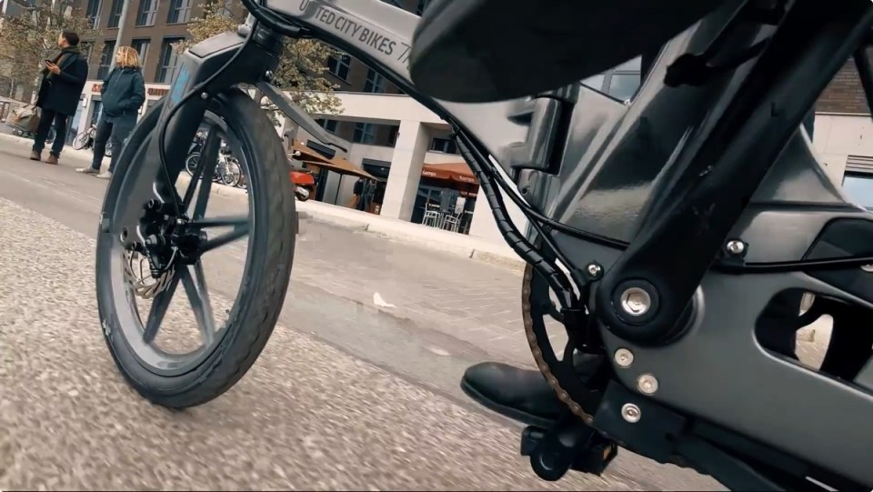 わずか12.5kg、日本で乗れる軽すぎる折りたたみ電動アシスト自転車