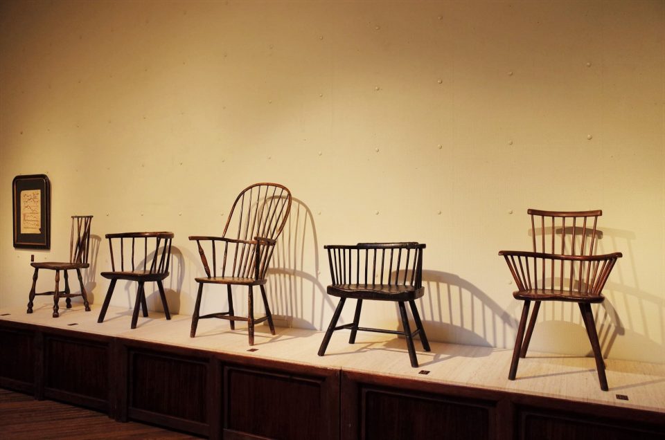 日本人が愛したウィンザーチェアが「日本民藝館」に集合（GINZA）