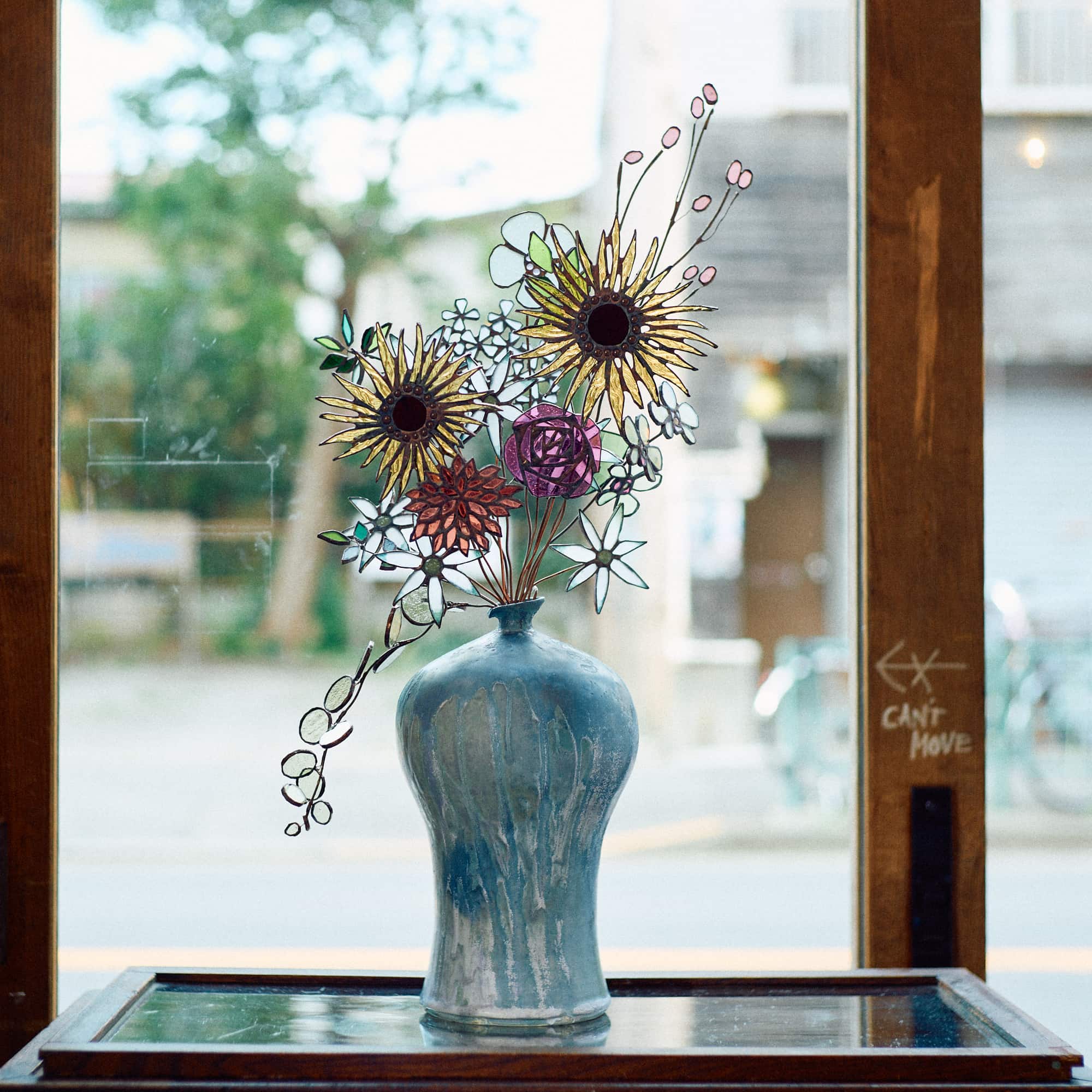 谷中「kokonn」に咲く、ステンドグラスの花たち。13名の作家が手がける