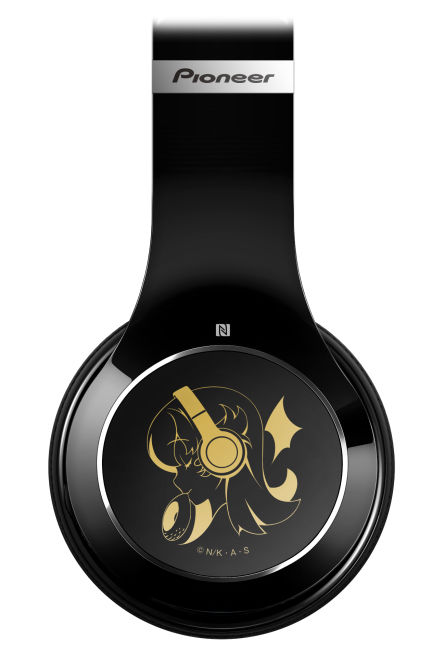 物語シリーズ」忍野忍とパイオニアBluetoothヘッドホンとの