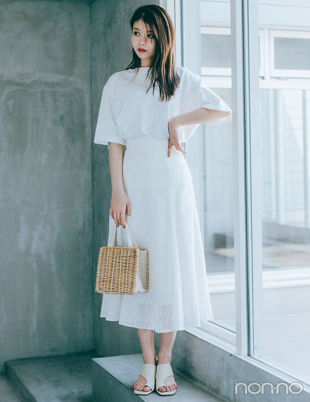 馬場ふみかはウエストのメリハリを強調、白コーデも着太り知らず