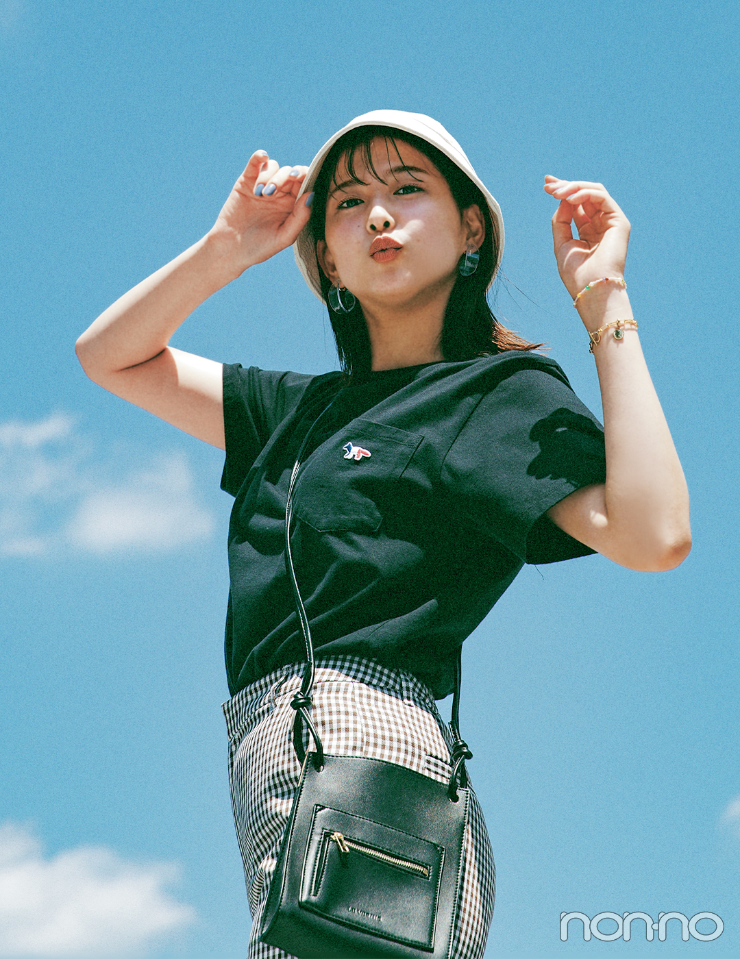 渡邉理佐はフレンチシックなギンガムでTシャツに大人の可愛げを 