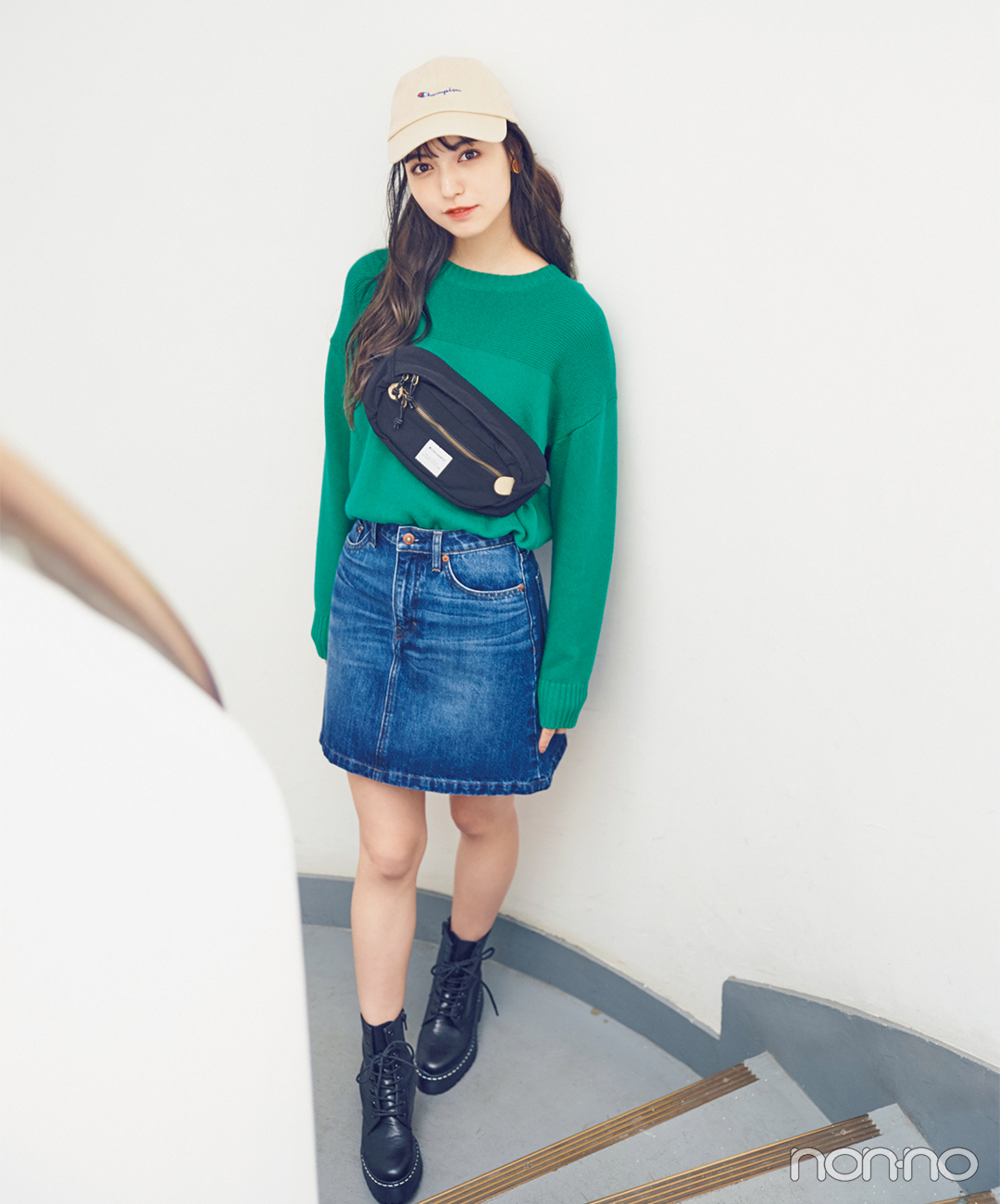 ニット＋デニムスカートは今っぽ小物をミックスでおしゃれに格上げ