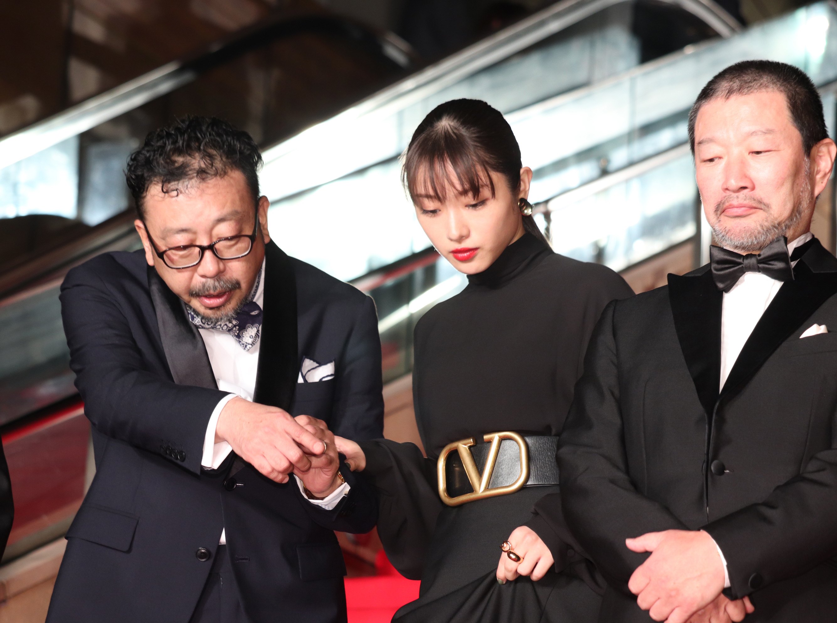 石原さとみ、ポニーテール＆シックな黒のロングドレス姿で観客魅了