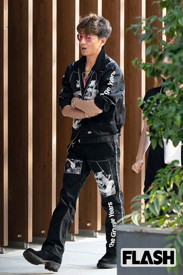 木村拓哉、気温30度超えでも「全身黒コーデ」着こなすよ！（SmartFLASH）